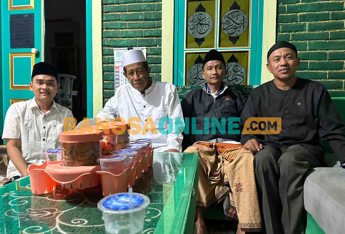 KH. Imron Anis saat bersama Gus Lukman Hakim selaku Ketua JKSN, Gus Syamsul Mantan Ketua MWC NU Kecamatan Kunir, dan Gus Zein wakil Rois Suryah Ranting NU Desa Mangunsari Tekung. Foto: IMRON GHOZALI/BANGSAONLINE