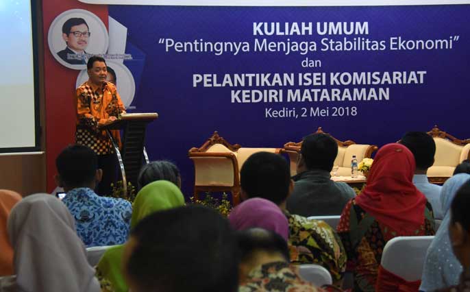 Pjs Wali Kota Kediri Jumadi saat memberikan sambutan di gedung BI lantai 5. foto: ARIF K/ BANGSAONLINE