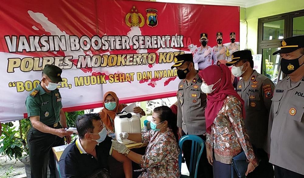 Polres Mojokerto Kota Lakukan Percepatan Vaksinasi Terhadap Lansia di Puskesmas Jetis