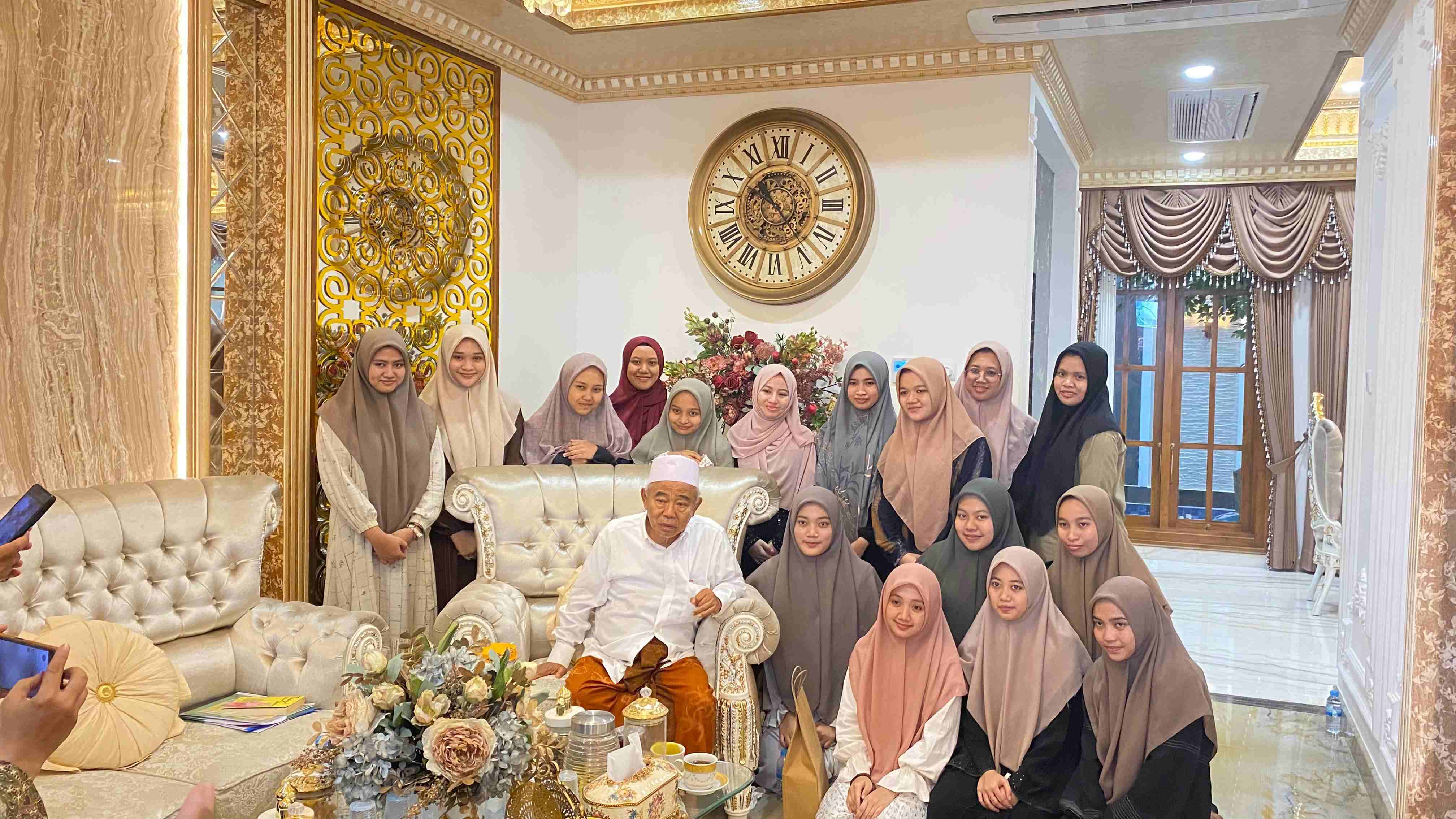 Para santri putri Amanatul Ummah saat pamit dan minta restu kepada Sang Kiai, Prof Dr KH Asep Saifuddin Chalim, MA, terkait keberangkatan mereka melanjutkan studi ke Timur Tengah di kediamannya Jalan Siwalankerto Utara Surabaya. Foto: BANGSAONLINE
