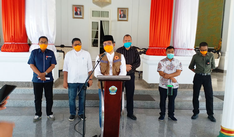 Ketua Gugus Tugas Percepatan Penaganan Covid-19 Bangkalan R. Abdul Latif Imron saat mengumumkan satu pasien konfirm Covid-19 di Pendopo Agung, Bangkalan, Jum