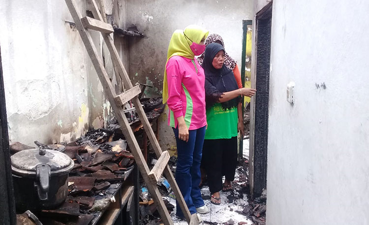 Sambangi Korban Kebakaran, Istri Cabup BHS Berikan Support dan Upayakan Bantuan