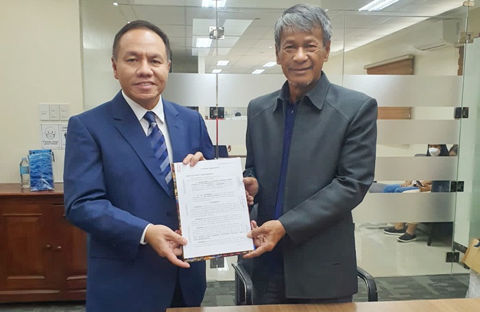 CMO PAL Willgo Zainar bersama Secretary National of Defence Delfin N. Lorenzana (kanan) setelah penandatanganan kontrak jual-beli kapal Landing Dock.