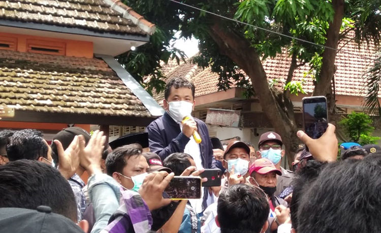 Massa Aliansi Rakyat Banyuwangi Bersatu saat berorasi di depan Kantor Bawaslu Banyuwangi. (foto: ist)