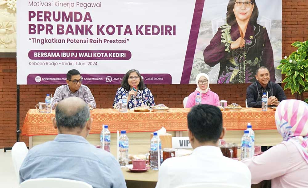 Pj Wali Kota Kediri Zanariah (pegang mik) saat memberi sambutan. Foto: Ist. 