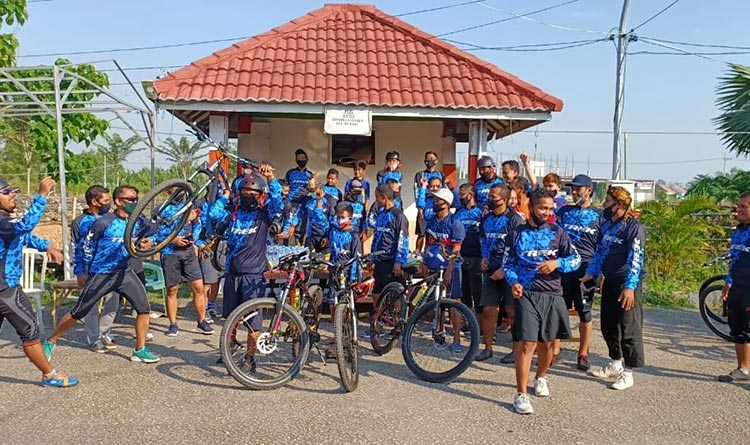 Komunitas Pancal Lavender 09 saat foto bersama di Posko Gardu 09 sesaat selesai mengayuh sepanjang 40 km selama 2 jam.