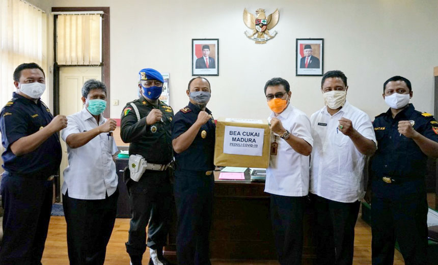 Kepala Bea dan Cukai Madura Yanuar Caliandra saat memberikan bantuan kepada Tim Gugus Tugas Covid-19 Kabupaten Pamekasan.