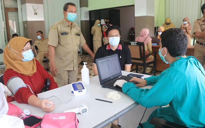 Pemkot Pasuruan melalui Dinas Kesehatan Kota Pasuruan melaksanakan vaksinasi Covid-19 tahap kedua.
