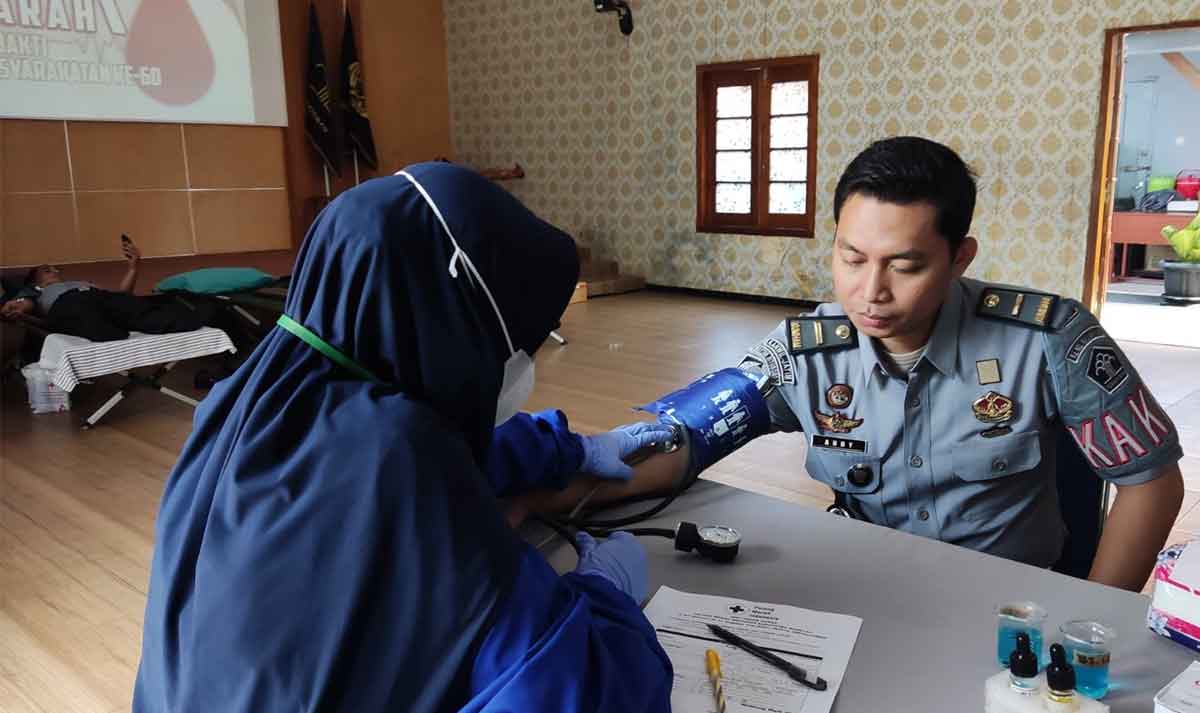 Pemeriksaan tensi bagi petugas di Rutan Magetan.