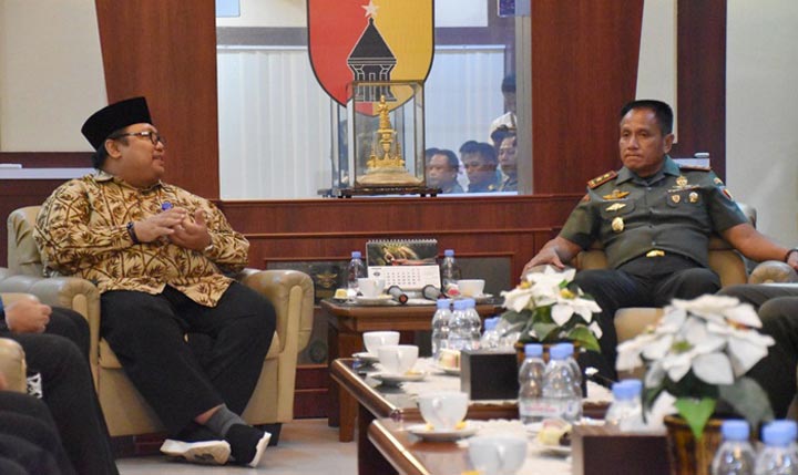 Ketua Bawaslu Jatim Moh. Amin saat bertemu dengan Pangdam V/Brawijaya Mayjen TNI Wisnoe, P. B.