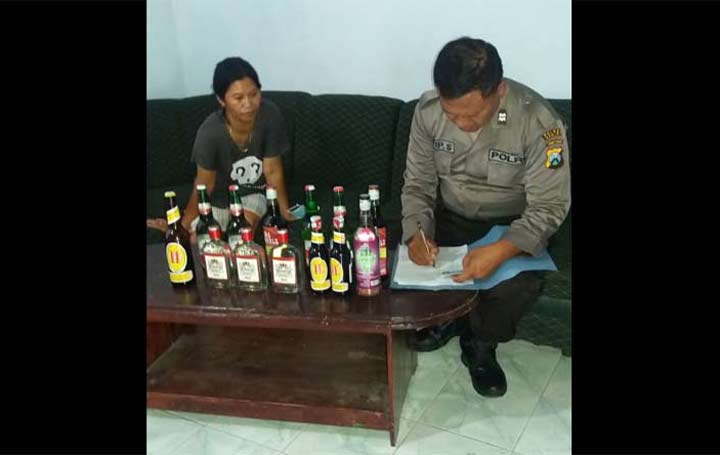 Salah satu penjual miras sedang didata.
