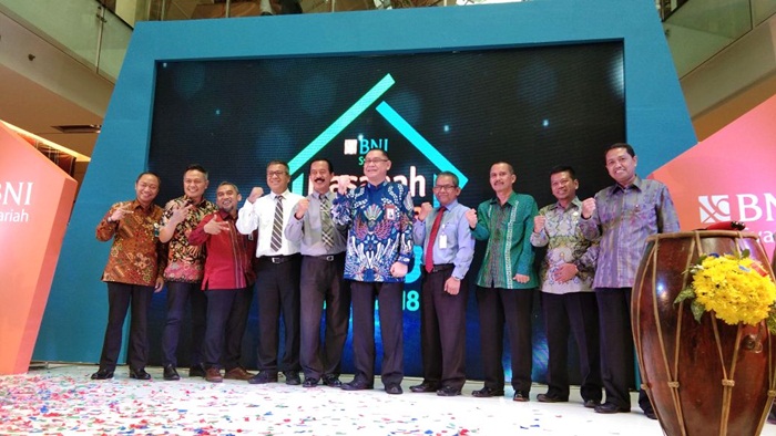 Asisten Sekretaris Daerah Propinsi Jawa Timur Fatah Jasin saat foto bersama Direktur Utama BNI Syariah Abdullah Firman Wibowo, Kepala OJK Regional 4 Jawa Timur Heru Cahyono, Pemimpin Divisi Pembiayaan Konsumer BNI Syariah Budi Aristianto dan Pemimpin BNI Syariah Wilayah Timur Imam Hidayat.