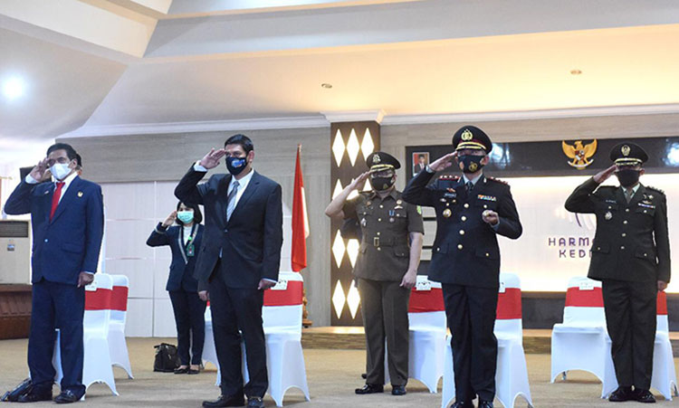Wali Kota Kediri Abdullah Abu Bakar (nomor 2 dari kiri) bersama Forkopimda Kota Kediri saat mengikuti upacara secara daring. (foto: ist).