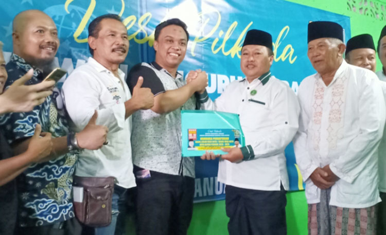 Henry Pradipta Anwar (tiga dari kiri) dalam sebuah kesempatan bersama para pengurus DPC PKB Kota Blitar.