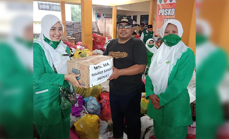 Hj. Anisah Syakur (Ketua Muslimat NU Bangil) dan Siti Nur Sa
