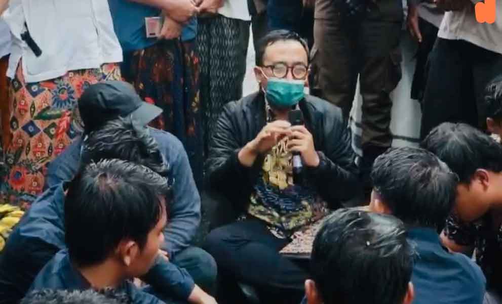 Meskipun Diguyur Hujan, Bupati Pamekasan Temui Massa Demo Mahasiswa Unira