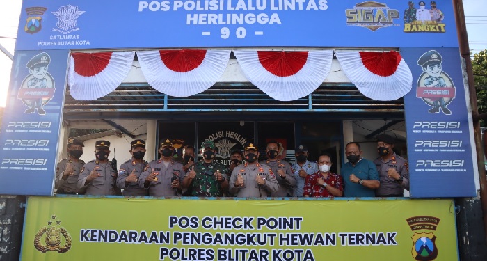 Polisi Sekat Jalan Pintu Masuk Kota Blitar untuk Hewan Ternak