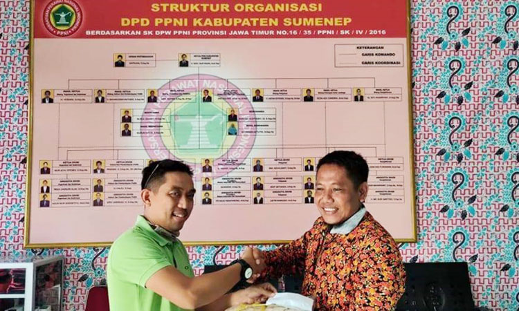 Hairul Anwar saat menyerahkan sumbangan APD ke PPNI di tengah wabah Covid-19.