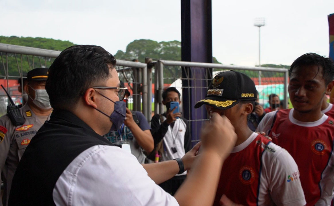 Bupati Hanindhito Himawan Pramana saat memberikan topinya kepada Mohammad Khanafi, Kapten Persedikab. foto: ist.