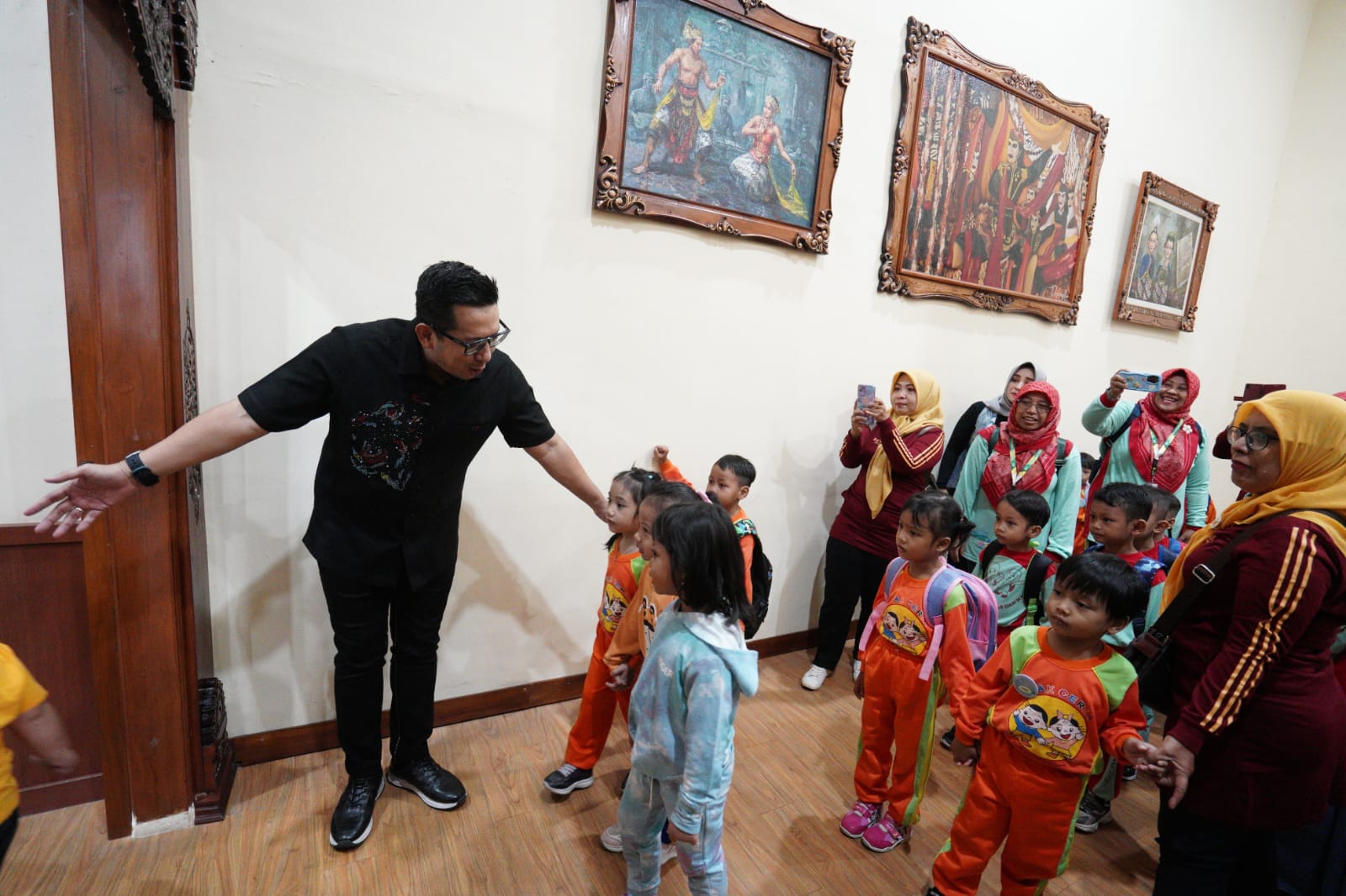 Pj Wali Kota Mojokerto, Moh Ali Kuncoro saat menyambut anak-anak di Balai Kota Mojokerto