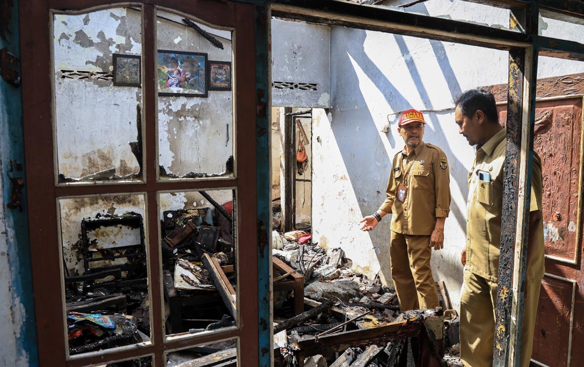 Rumah Marsiyana Kasiyatun yang terbakar saat dikunjungi petugas. Foto: Ist.