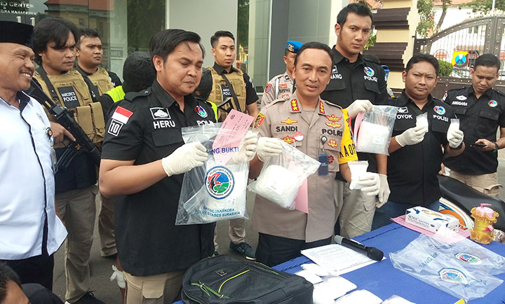 Kapolrestabes Surabaya Kombes Pol Sandi Nugroho menunjukkan barang bukti sabu seberat 4,7 Kg.