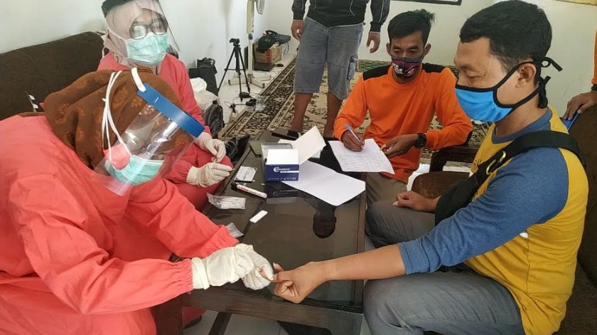 Seluruh anggota FRPB saat melakukan rapid test di posko TIC-FRPB di jalan Slamet Riyadi Pamekasan. 