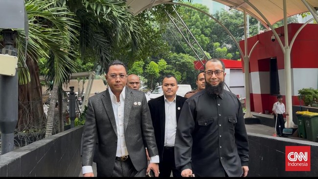 Khalid Zeed Abdullah Basalamah saat  mendatangiGedung Merah Putih KPK Jalan Kuningan Jakarta, Selasa (9/9/2025). Foto: CNN