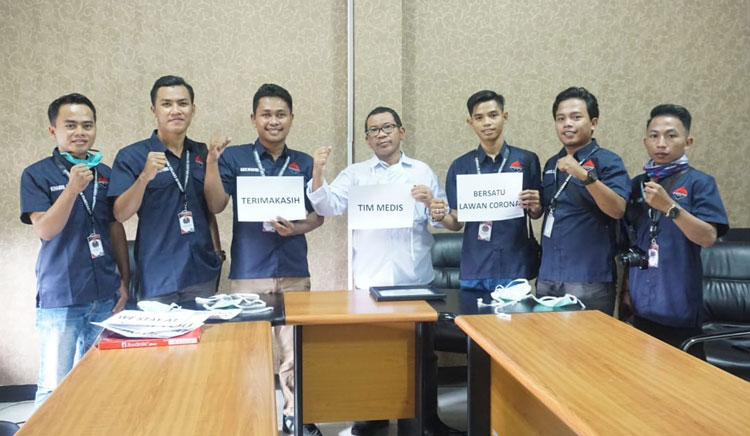 Ketua Tim Medis Penanggulangan Covid-19 Kabupaten Pamekasan, dr. Syaiful Hidayat foto bersama usai menerima piagam penghargaan dari JCP.