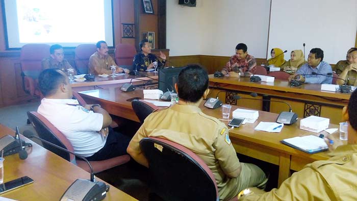 Wabup Gresik Moh. Qosim memimpin rapat kordinasi TPID. foto: M Syuhud/ BANGSAONLINE 