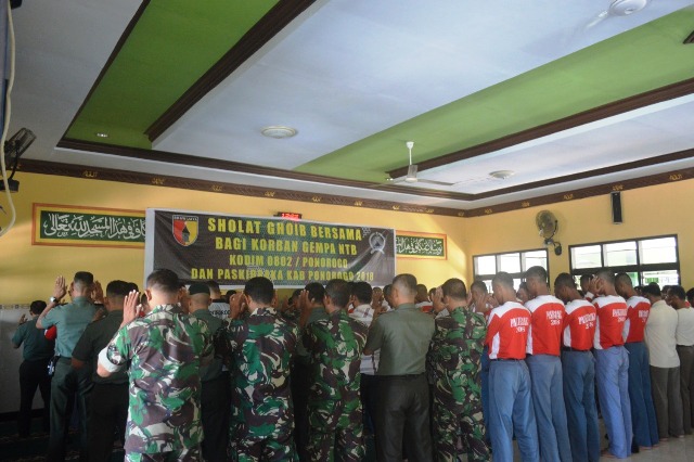 Pelaksanaan salat Ghoib berjamaah di masjid Al-Muttahidah Kodim 0802/Ponorogo. 