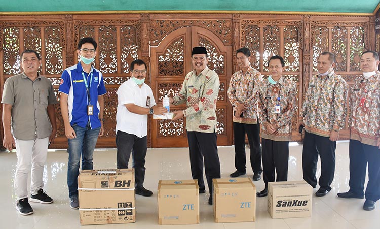 Bupati menerima CSR PT. Telkom berupa 30 botol cairan disinfektan, 24 buah hand spray disinfektan, 10 dus sarung tangan, 10 botol hand sanitizer, serta 8 dus masker.