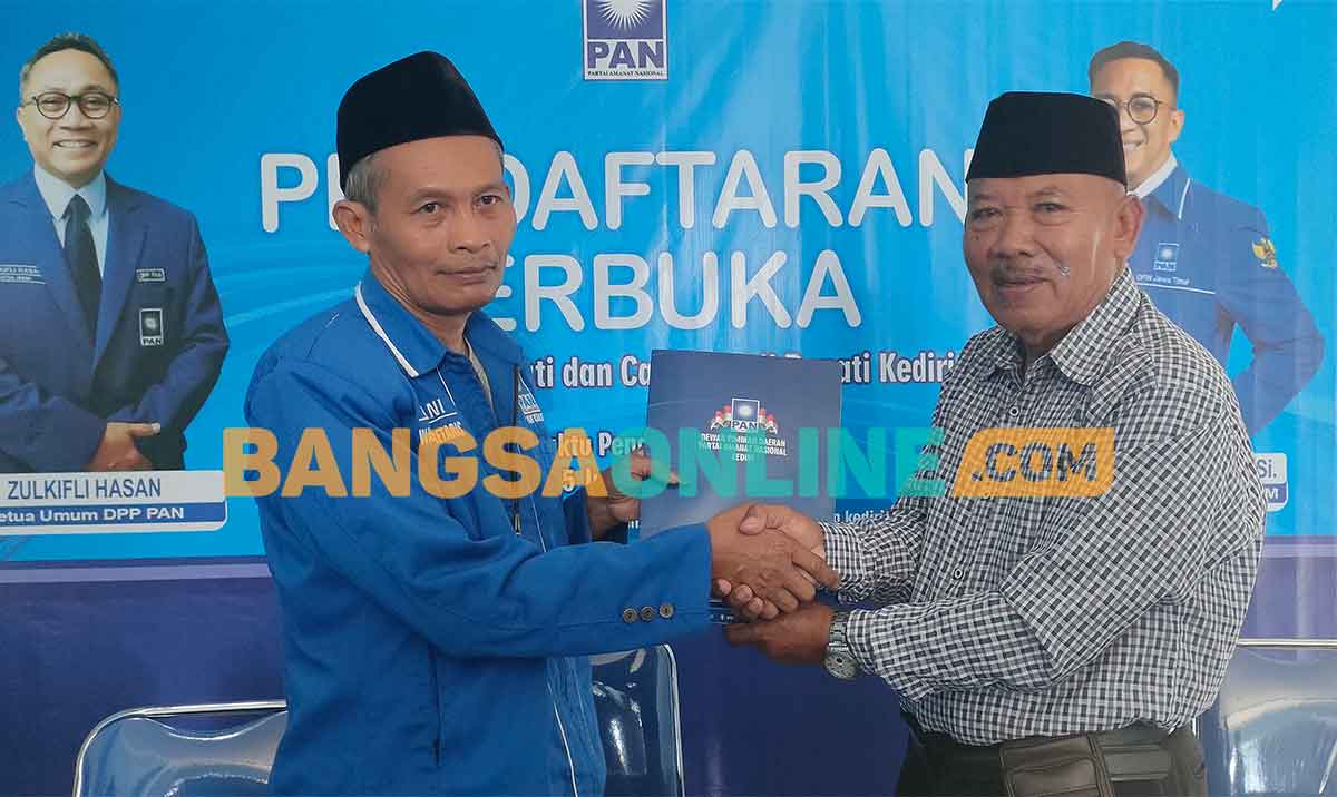 Wakil Ketua DPD PAN Kabupaten Kediri, Sumani (kiri), saat menerima berkas pendaftaran bakal calon wakil bupati dari Subani. Foto: MUJI HARJITA/BANGSAONLINE