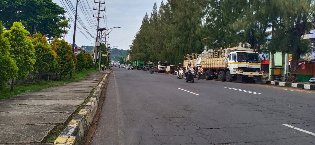 Deretan truk parkir di sepanjang Jalan Tri Dharma, Gresik. Foto: SYUHUD/ BANGSAONLINE