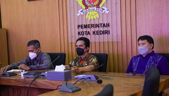 Kepala Diskominfo Kota Kediri, Apip Permana (tengah), bersama stafnya ketika mengikuti rapat yang diselenggarakan oleh Kemenkominfo secara virtual. Foto: Ist