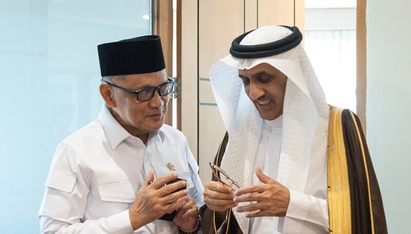 Menteri Haji dan Umrah Dr KH Mochamad Irfan Yusuf alias Gus Irfan saaat bertemu uta Besar Arab Saudi untuk Indonesia H E Faisal Bin Abdullah H. Amodi di Kantor Kedutaan Besar Arab Saudi Jakarta, Senin (3/11/2025). Foto: Dok Humas Kemenhaj