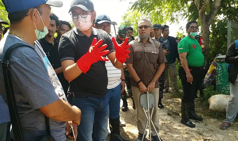 Bupati Bangkalan R. Abdul Latif Imron didampingi Kepala DLH Hadari, Ketua DPRD Mohammad Fahad, dan Wakil Bupati Mohni memberikan penjelasan kepada salah satu masyarakat Desa Buluh Fathor Rasi, yang juga salah satu anggota DPRD Kabupaten Bangkalan.