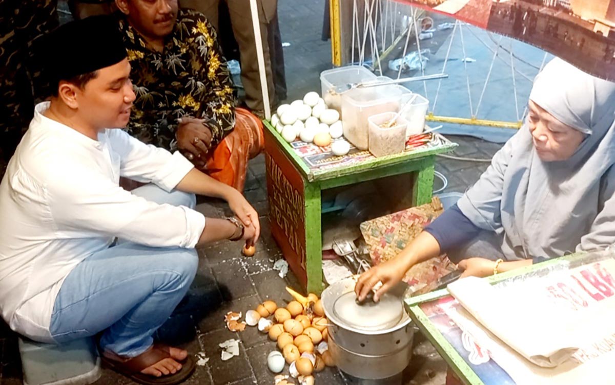 Gus Barra saat mencoba kerak telor yang dijual salah satu pedagang di Januari Fair 2023.
