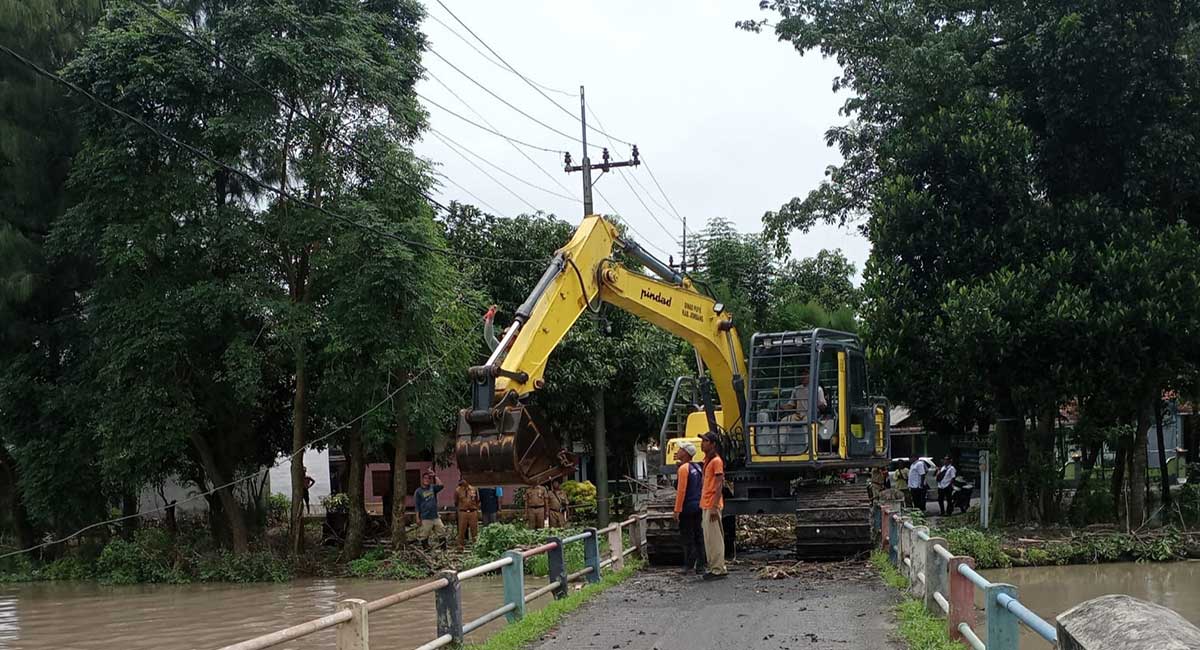 Petugas dari DPUPR Jombang saat bersihkan tumpukan sampah di Afvoer Watudakon.