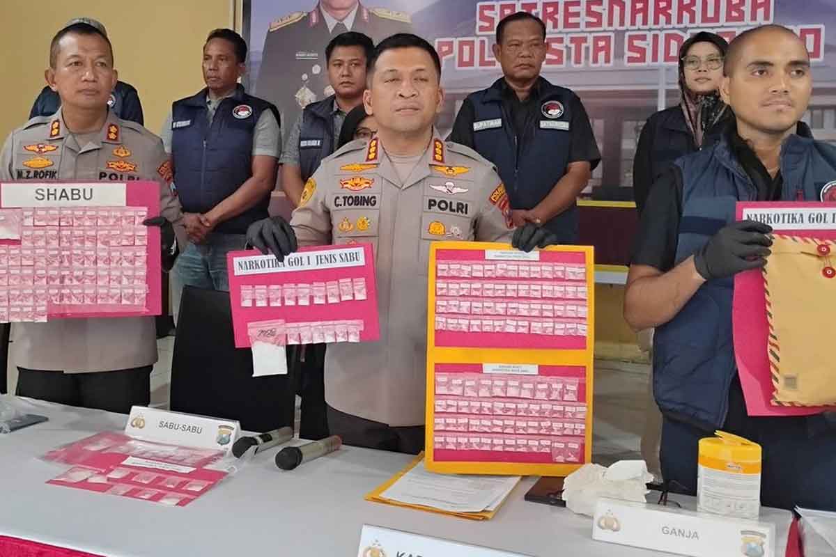 Kapolresta Sidoarjo, Kombes Christian Tobing saat menunjukkan sejumlah barang bukti yang berhasil diamankan polisi. Foto: Ist.