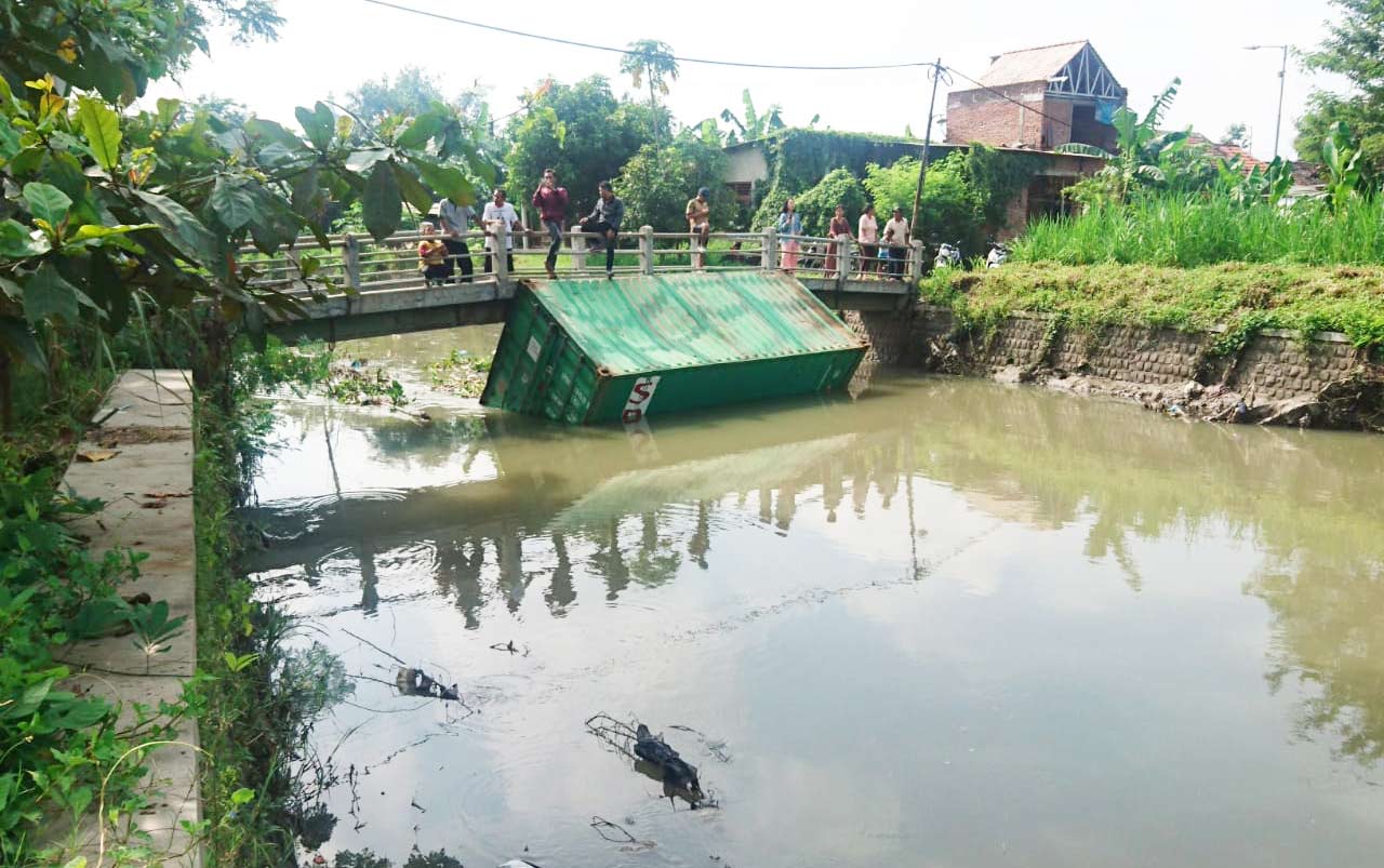 Kecelakaan di Tol KM 29 400 Truk  Gandeng vs Trailer 