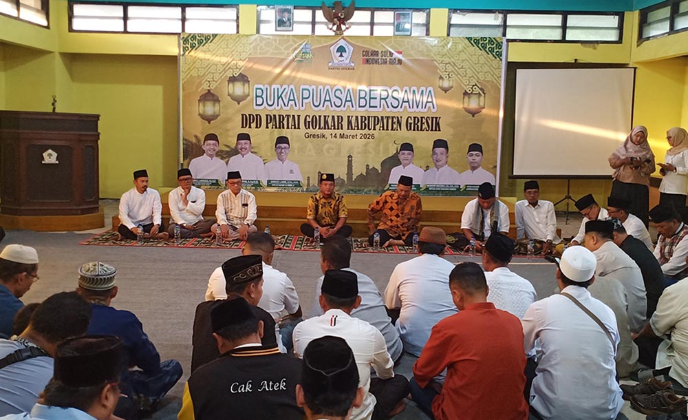 Ketua DPD Golkar Gresik Wongso Negoro beserta jajaran pengurus saat menggelar buka puasa bersama. Foto: SYUHUD/ BANGSAONLINE
