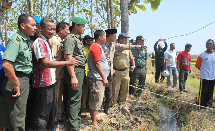 Bupati Ngawi Kanang Sulistyono saat meninjau semburan. Fenomena tersebut membawa duka tersendiri bagi pemilik sawah.