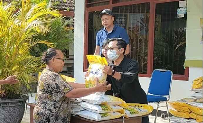 Kabag Administrasi Perekonomian Pemkot Kediri Tetuko Erwin Sukarno (pakai topi) saat ikut mengawal operasi pasar murah di Kantor Kecamatan Kota. Foto: MUJI HARJITA/ BANGSAONLINE