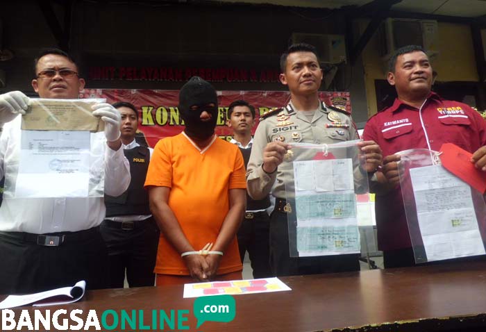 Tersangka usai ditangkap dan dirilis di Mapolres Mojokerto Kota. foto: SOFFAN/ BANGSAONLINE