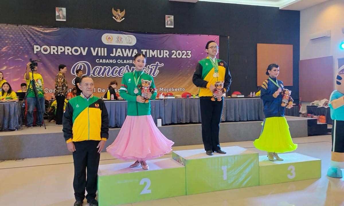 Beatrix Anindita Larasati, Atlet Dance Sport dari Kabupaten Bangkalan, berdiri di podium saat pengalungan medali.