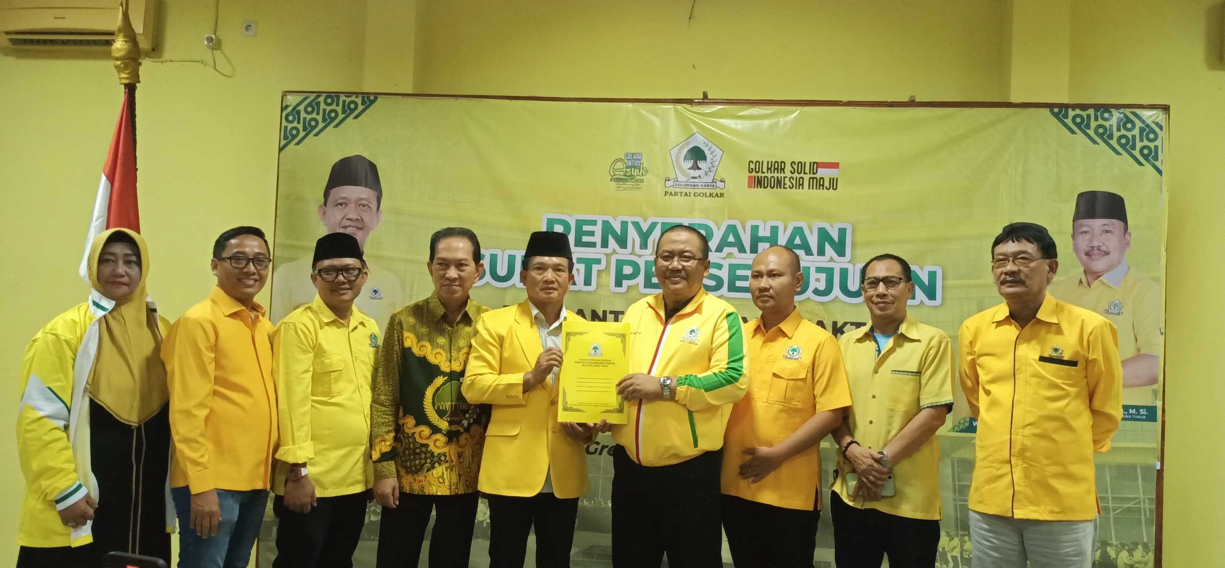 Ketua Golkar Jatim Ali Muthi (empat dari kanan) menyerahkan surat persetujuan DPP kepada Wongso Negoro sebagai Wakil Ketua DPRD Gresik PAW periode 2024-2029. foto: Syuhud/BANGSAONLINE.