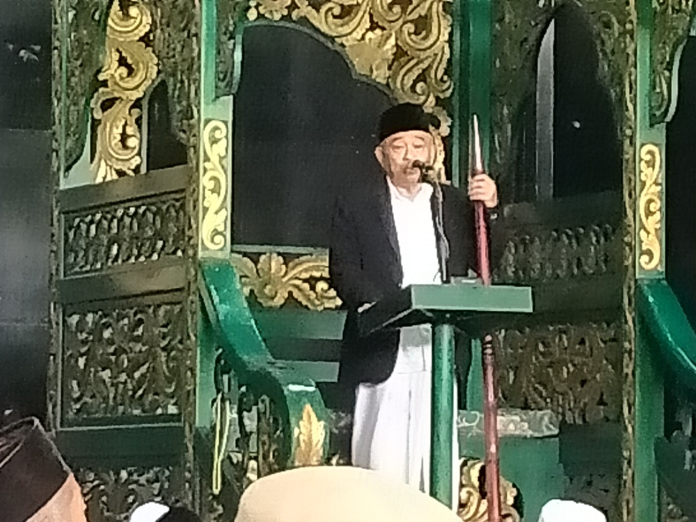 Prof. Dr. KH. Asep Saifuddin Chalim, M.A. saat khutbah Jumat di Masjid Agung Baiturrahman Banyuwangi, Jumat (2/4/2021). foto: mma/ bangsaonline.com