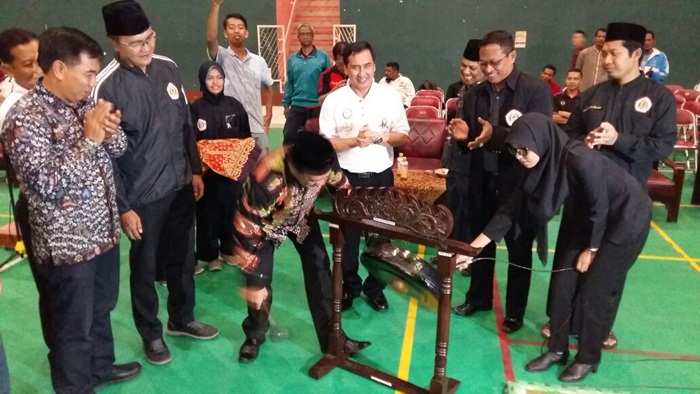 TABUH GONG: Wabup Sidoarjo membuka Kejurprov Pencak Silat Piala Gubernur II-2017, di GOR Delta, Senin (4/12) malam. Foto: Mustain/BANGSAONLINE.com