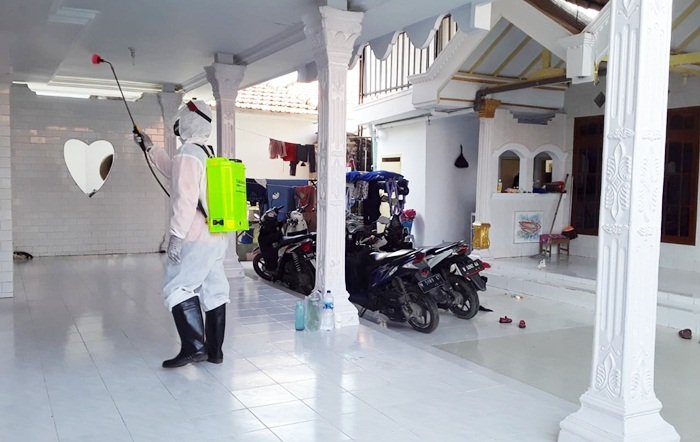Penyemprotan di rumah F, pasien terkonfirmasi Covid-19 Dusun Binteng Kecamatan Arosbaya.